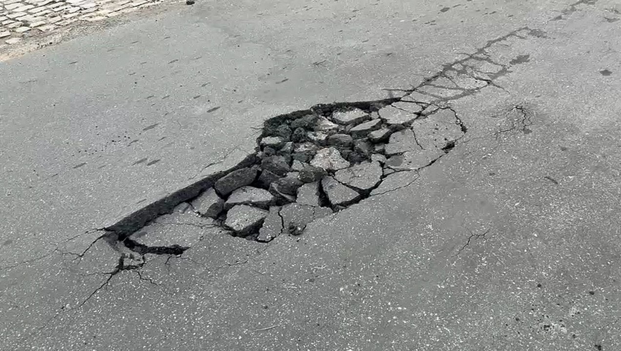 Internauta relata risco de afundamento na Rua São José após chuvas em Patos