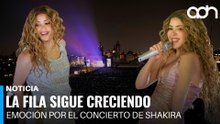 Brindan apoyo a fans formados para el concierto de Shakira en el Zócalo
