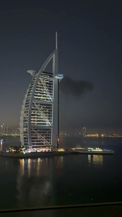 لقطات تظهر حريقا في فندق 'برج العرب' بدبي بعد إصابته بمسيّرة إيرانية  -
