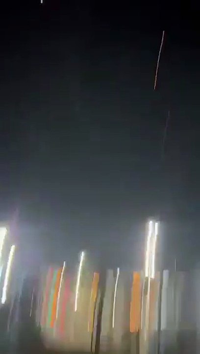 💥🇮🇷🇮🇱 Un puissant missile iranien détruit un missile de défense aérienne israélien et fond à très grande vitesse sur sa cible à Tel-Aviv 🚀🔥