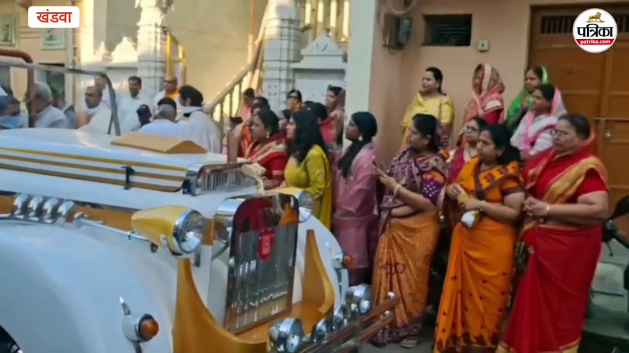 विंटेज कार रॉल्स रॉयल रूपी रथ में सवार होकर मंदिर पहुंचे भगवान संभवनाथ