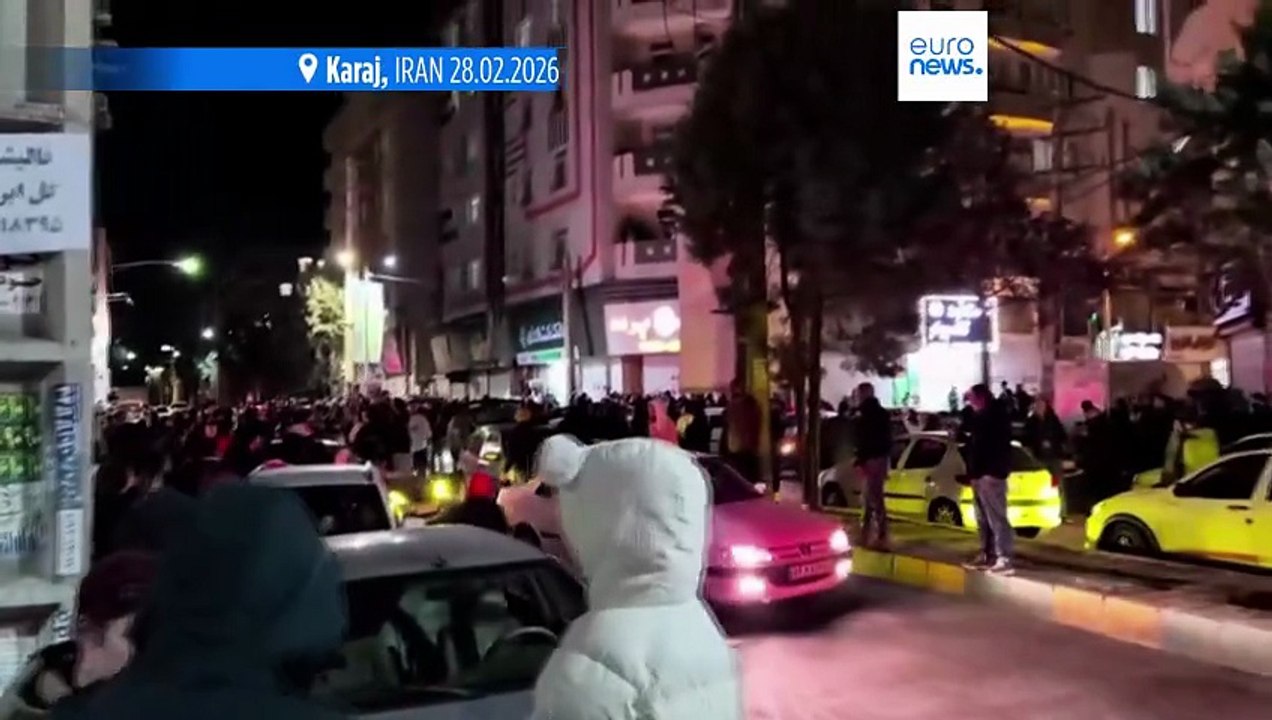 Iraniani in piazza per celebrare la morte di Khamenei