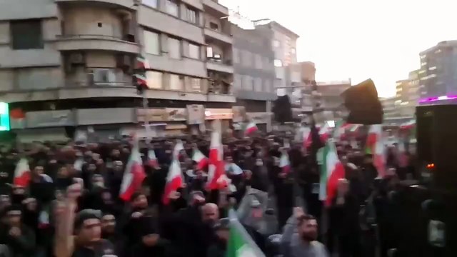 Miles de iraníes se congregan en Teherán tras la muerte de Jameni