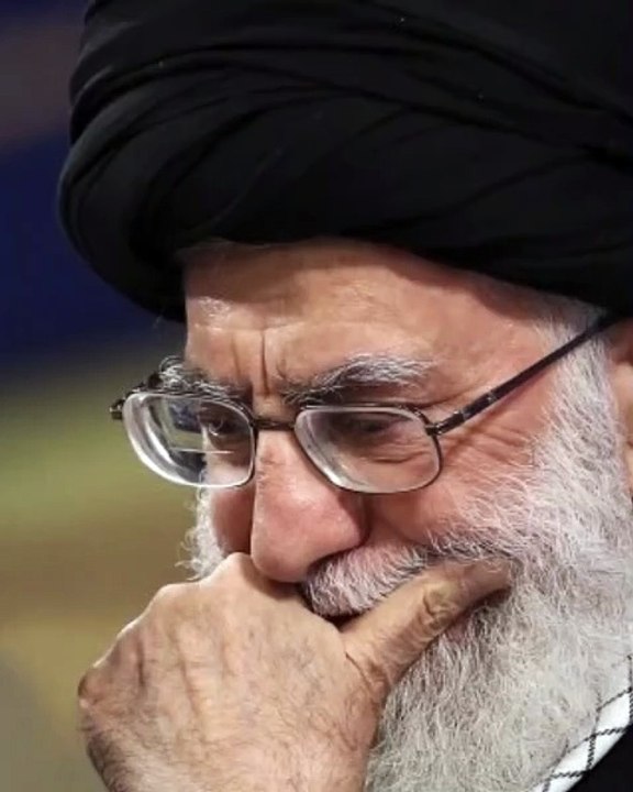 🚨🔥 Mort de Khamenei, l’Iran à un tournant historique. 👥 Direction provisoire, succession express. ⚔️ Menaces de riposte et tension régionale maximale. 🌍 Un nouvel équilibre du pouvoir se joue maintenant. 👉 L’analyse complète à lire sur Le Manifest
