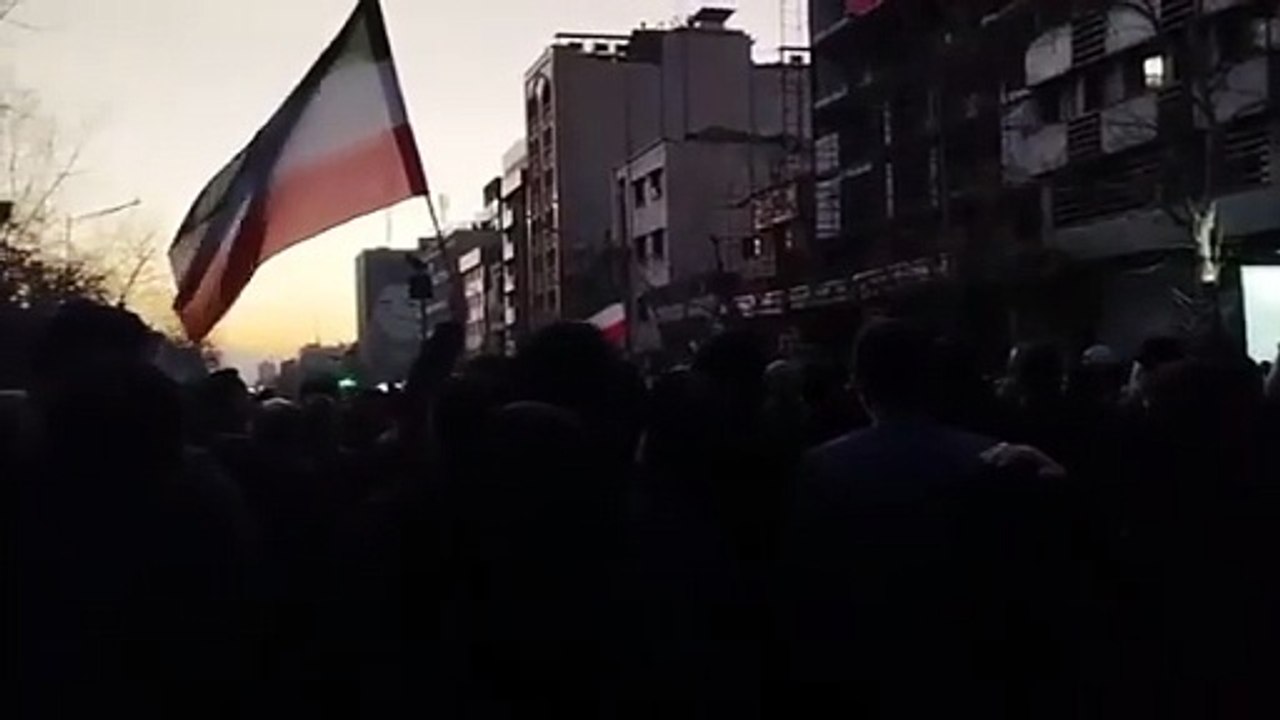 Rejim destekçisi İranlılar Tahran sokaklarına çıktı