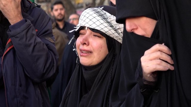 Iraníes lloran la muerte de Alí Jameneí