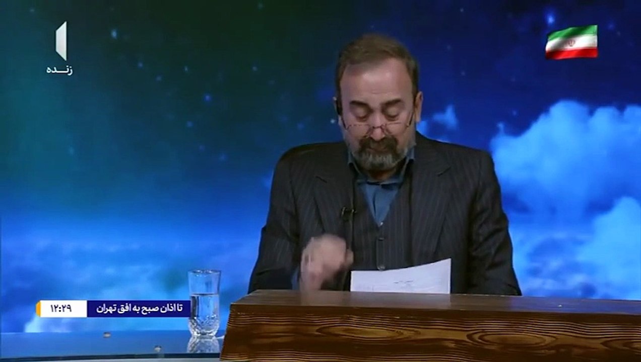 Il conduttore della tv iraniana piange mentre annuncia la morte di Khamenei