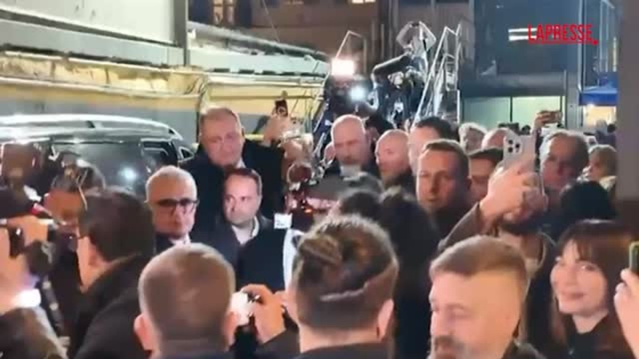 La festa di Sal Da Vinci dopo la vittoria a Sanremo 2026, poi l'annuncio: «Andrò all'Eurovision»