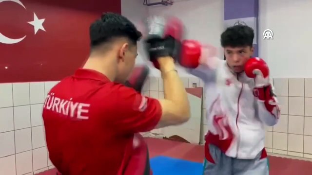 Kaygı bozukluğu sorununu yenmek için başladığı kick boksta milli sporcu olmayı başardı | Ajansspor | AA