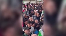 Migliaia di iraniani in piazza a Teheran in lutto per Khamenei