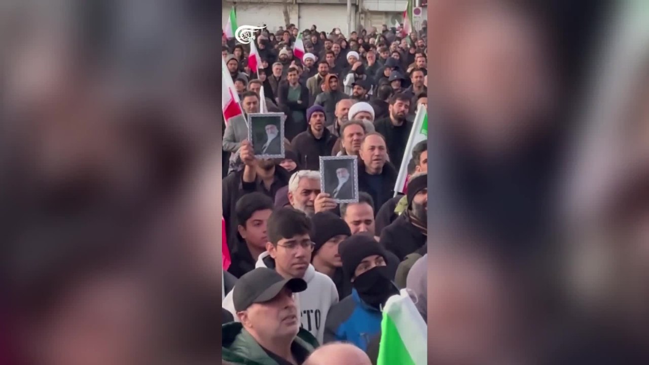 Migliaia di iraniani in piazza a Teheran in lutto per Khamenei