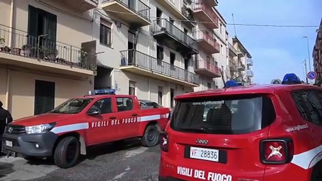 Incendio in un appartamento a Nuoro: salvato un uomo, evacuate tre famiglie