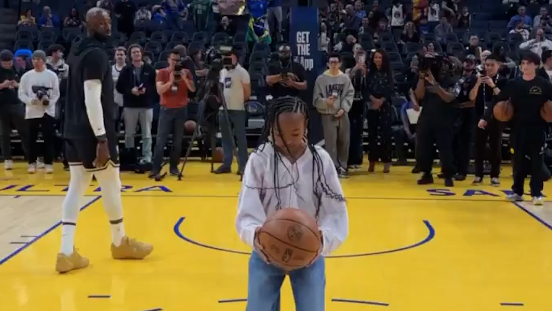 La hija de LeBron tiene sus genes: la mete de espaldas
