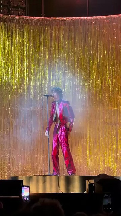 Regardez le violent incident, hier soir, aux Brit Awards quand le chanteur Sombr a été attaqué en direct par un individu qui a fait irruption sur scène