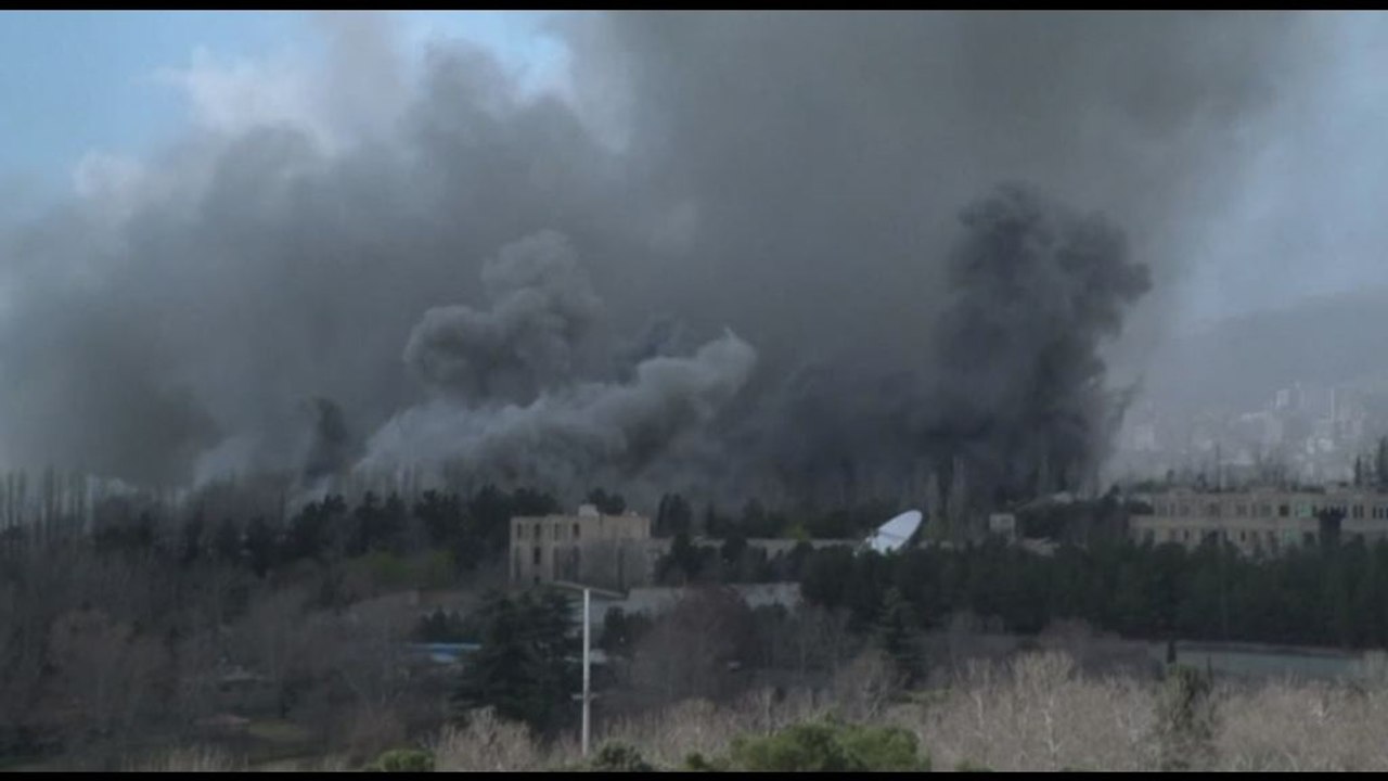 Enorme nube di fumo sopra Teheran, ripresi attacchi Usa-Israele su Iran
