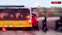 Arnavutköy’de çamurda kalan İETT otobüsü vatandaşlarla kurtarıldı