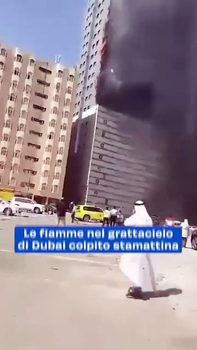 Le fiamme nel grattacielo di Dubai colpito stamattina
