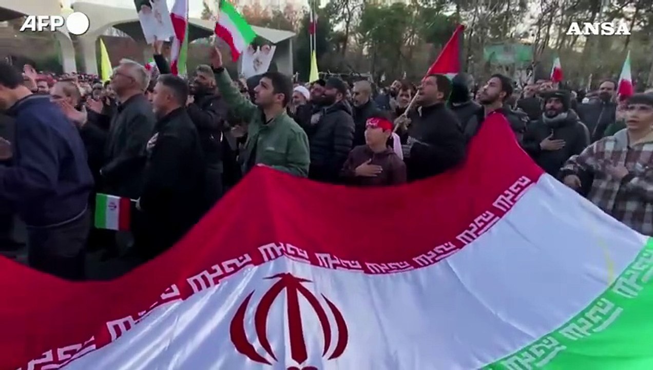 Folla in lutto a Teheran per la morte di Khamenei