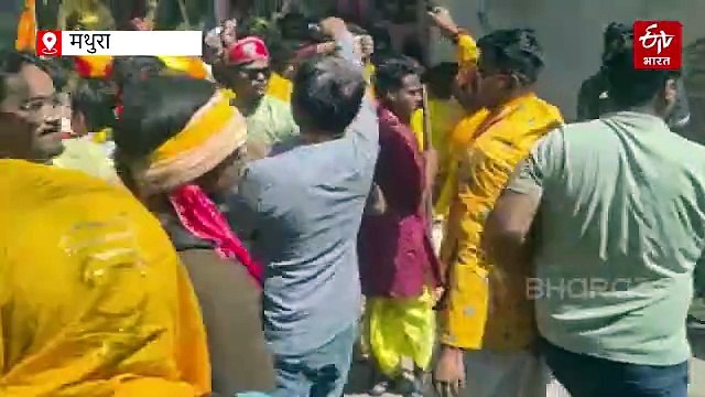 ब्रज में होली की धूम; गोकुल में गोपियों ने बरसाईं छड़ियां, दुल्हन की तरह सजकर छड़ीमार होली खेली