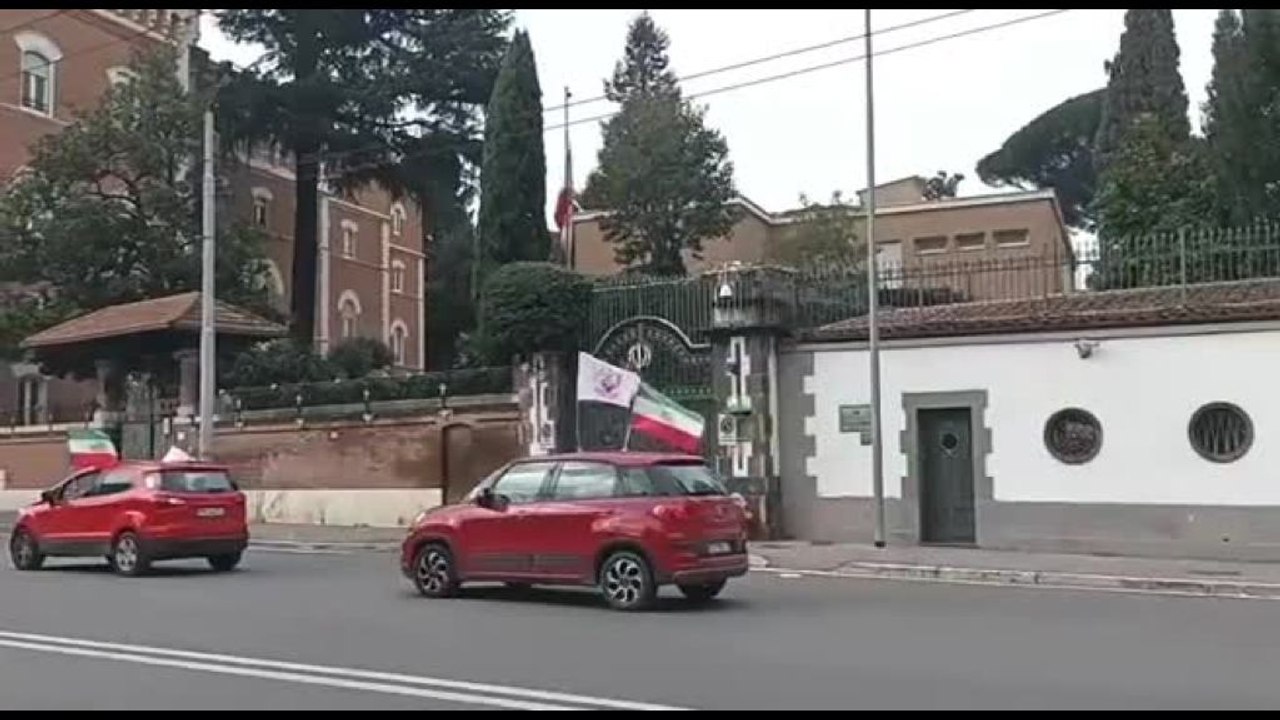 Morte Khamenei, festeggiamenti davanti ad ambasciata Iran a Roma