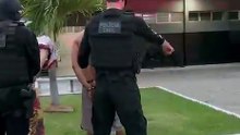 Vídeo: Polícia encurrala suspeitos em barraco usado como ponto para vender drogas; assista