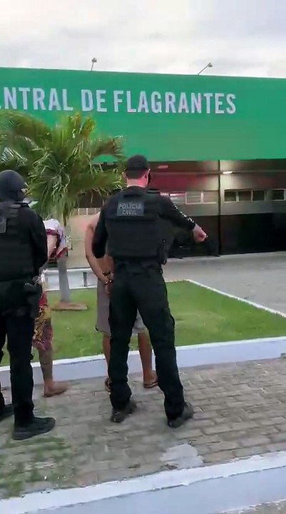 Vídeo: Polícia encurrala suspeitos em barraco usado como ponto para vender drogas; assista