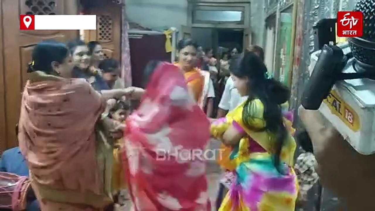 ठाकुरजी के साथ सास-बहू की होली, रिश्ते होते हैं...