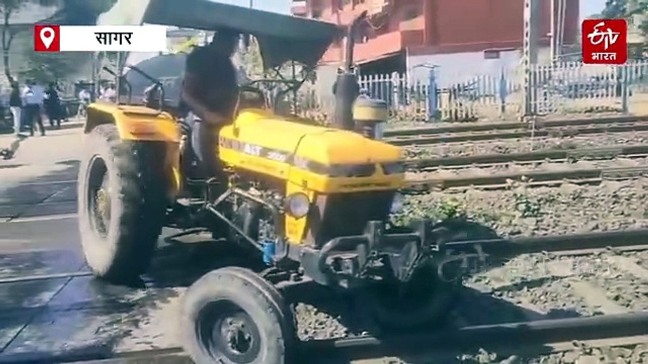 रेलवे फाटक तोड़कर ट्रैक पर चढ़ा टैंकर, स्टेशन मास्टर की सूझबूझ से टला बड़ा रेल हादसा