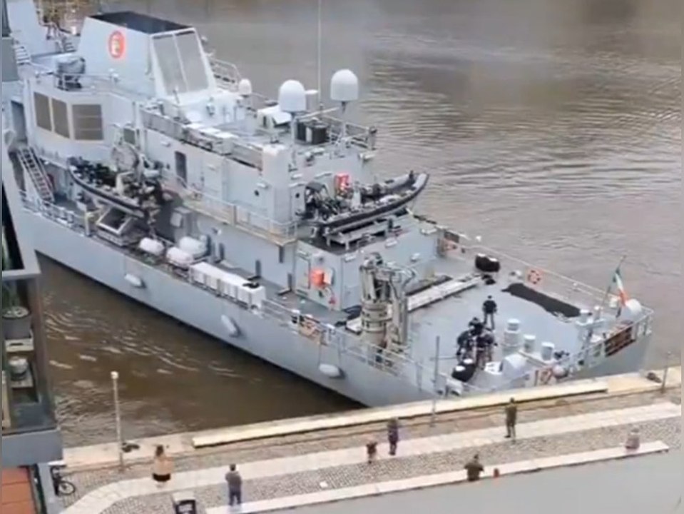 Irisches Marineschiff verliert Kontrolle und kracht gegen Kaimauer