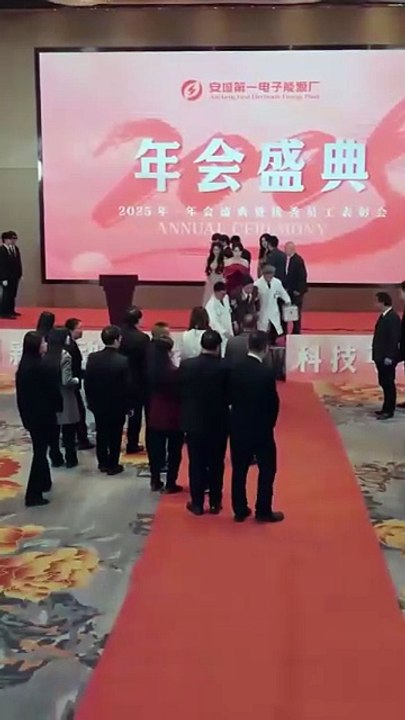 [GER DUB] Rausgeworfen an Weihnachten! Jetzt enthüllt der -arme- Gatte seine wahre Identität... (FULL) en français