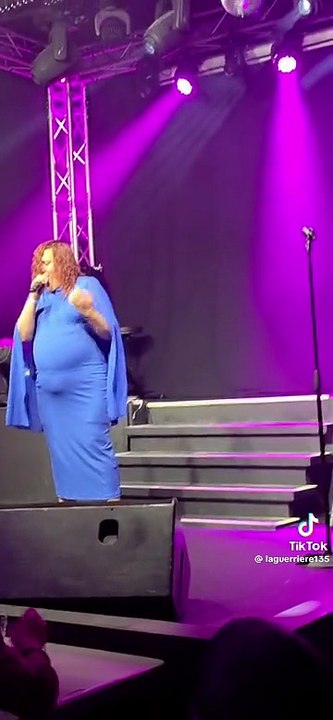 Entstälte Sängerin singt wunderbar