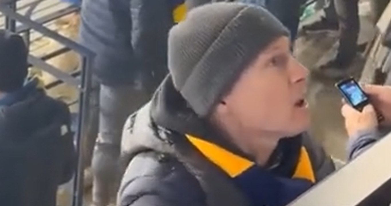 Vergogna al Bentegodi! Un tifoso del Verona insulta un giornalista per l'esultanza