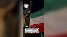 Iran, le bandiere sventolano in piazza San Giovanni a Roma per celebrare la morte di Khamenei