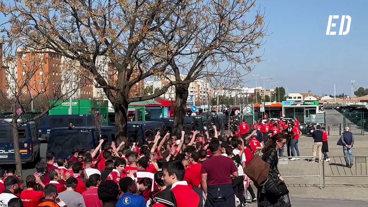 Aficionados de Sevilla y Betis colapsan Santa Justa
