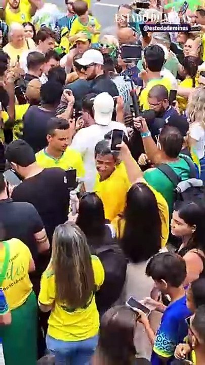 Deputado Nikolas Ferreira chega ao ato "Acorda Brasil" na Praça da Liberdade