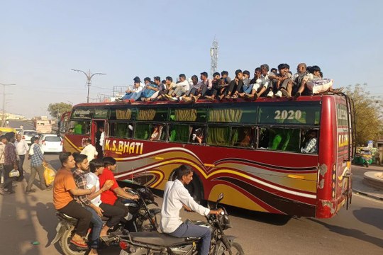 होली पर बसों की छतों पर सफर, सुरक्षा आदेशों की उड़ाई धज्जियां