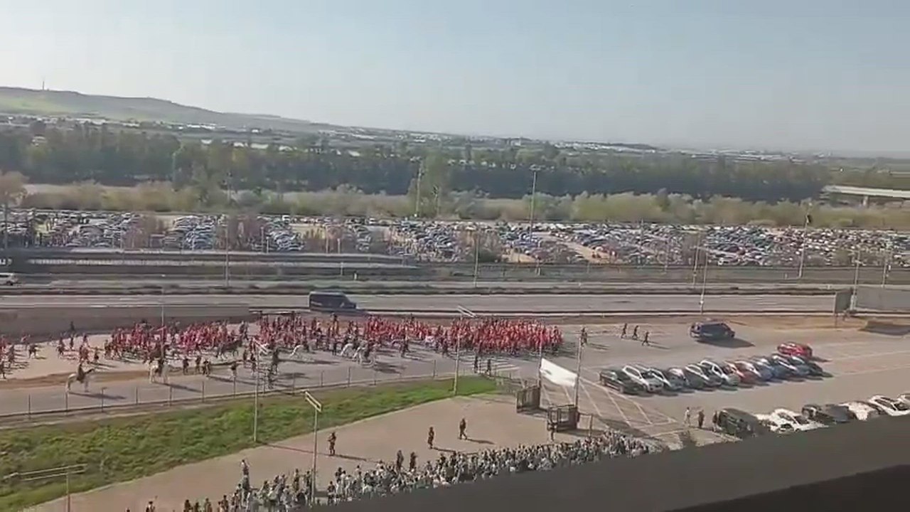 Las aficiones de Sevilla y Betis se encuentran antes del gran derbi: atentos al ambiente