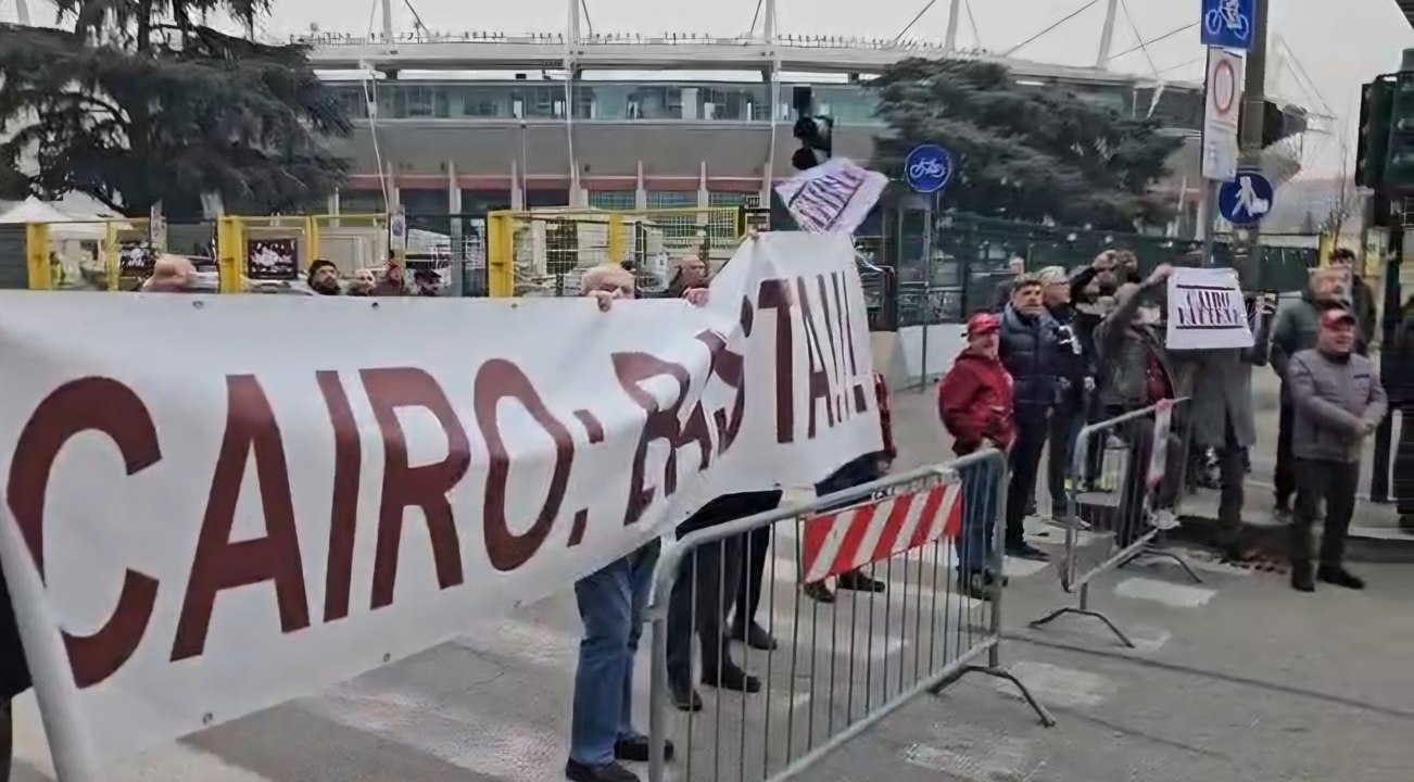 Torino-Lazio, contestazione al passaggio del pullman granata (VIDEO)