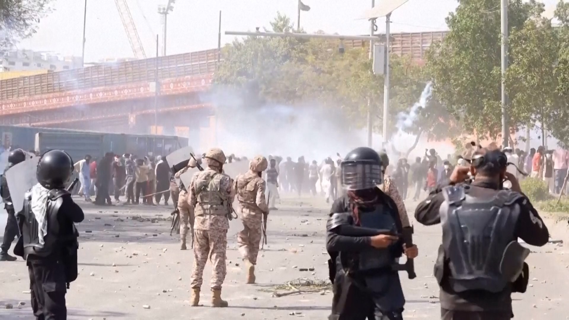 Decenas de muertos en las violentas protestas en Pakistán por la muerte del líder iraní Jameini