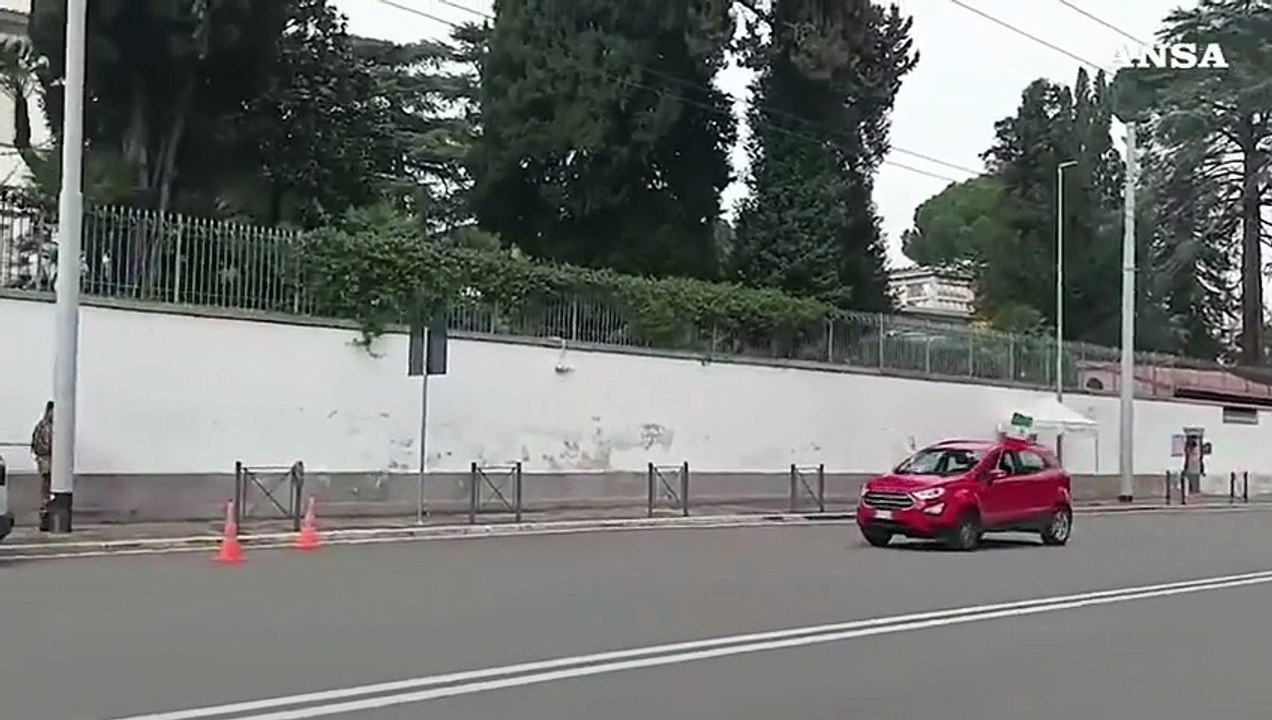 Morte Khamenei, carosello di auto davanti all'ambasciata iraniana a Roma