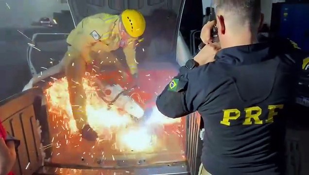 PRF apreende 113 kg de cocaína oculta em fundo falso de caminhonete na região