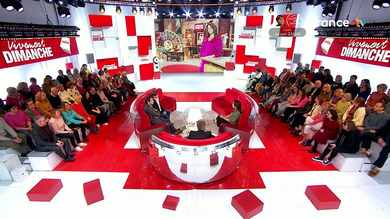 Julia Vignali sur le plateau de "Vivement Dimanche"