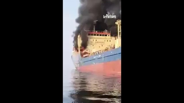 Un pétrolier en feu dans le détroit d'Ormuz