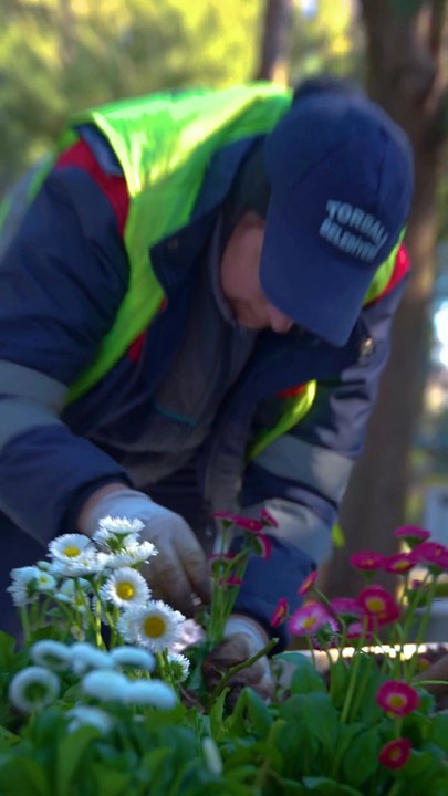 Torbalı Belediyesi'nden şehitlere vefa: Bayram öncesi kabirleri onarıldı