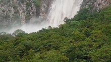 Cachoeira do Serrado tem volume aumentado em Porteirinha
