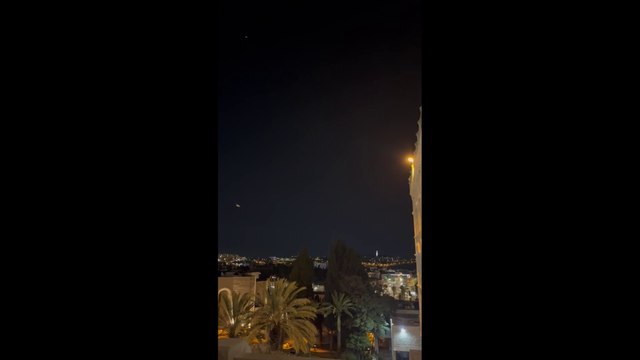 Missili dall'Iran, forti esplosioni a Gerusalemme: il videoracconto dell'inviato del Corriere
