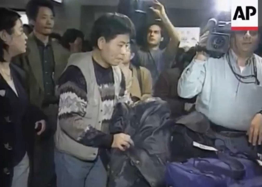 Many years ago, when the young Bao Ge flew from Shanghai to New York's JFK Airport, the scene that unfolded was enough to demonstrate his international fame at that time.在美國隱名埋姓低調生活的鮑戈，昔日是中國的英雄，曾名揚世界。鮑戈在中國一直非常高調，政治活動頻繁，新聞不斷，外界久聞大名。1997年鮑戈抵達美國，終於在大片聚光燈下現身。