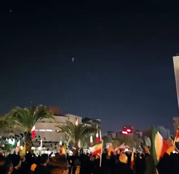 🚀🇮🇷 Des Iraniens scandent “Allahu Akbar” (“Dieu est le plus grand”) sous les bombardements, tandis que la défense antiaérienne est active en arrière-plan