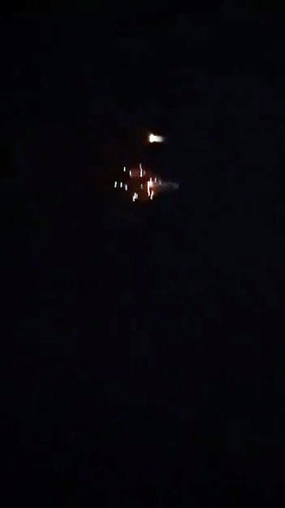 🚀🇮🇷🇮🇱 Un missile balistique iranien transportant une ogive à sous-munitions aperçu lors de sa rentrée dans l’atmosphère au-dessus d’Israël 💥