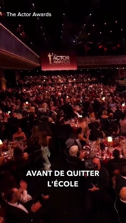 @realmikejfox a ouvert la cérémonie des Actor Awards avec ce cri du cœur : « I Am an Actor » et a partagé ses débuts à Hollywood : « Un de mes professeurs m’a dit : “Fox, tu ne seras pas mignon pour toujours.” (…) “Peut-être juste assez longtemps, monsieu